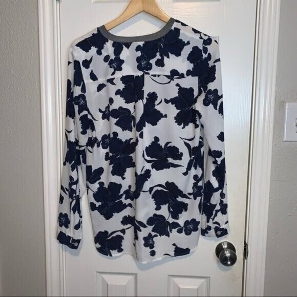 Halogen White Blue Floral Casual Long Sleeve V-Neck Pullover Blouse size Small - Picture 4 of 9